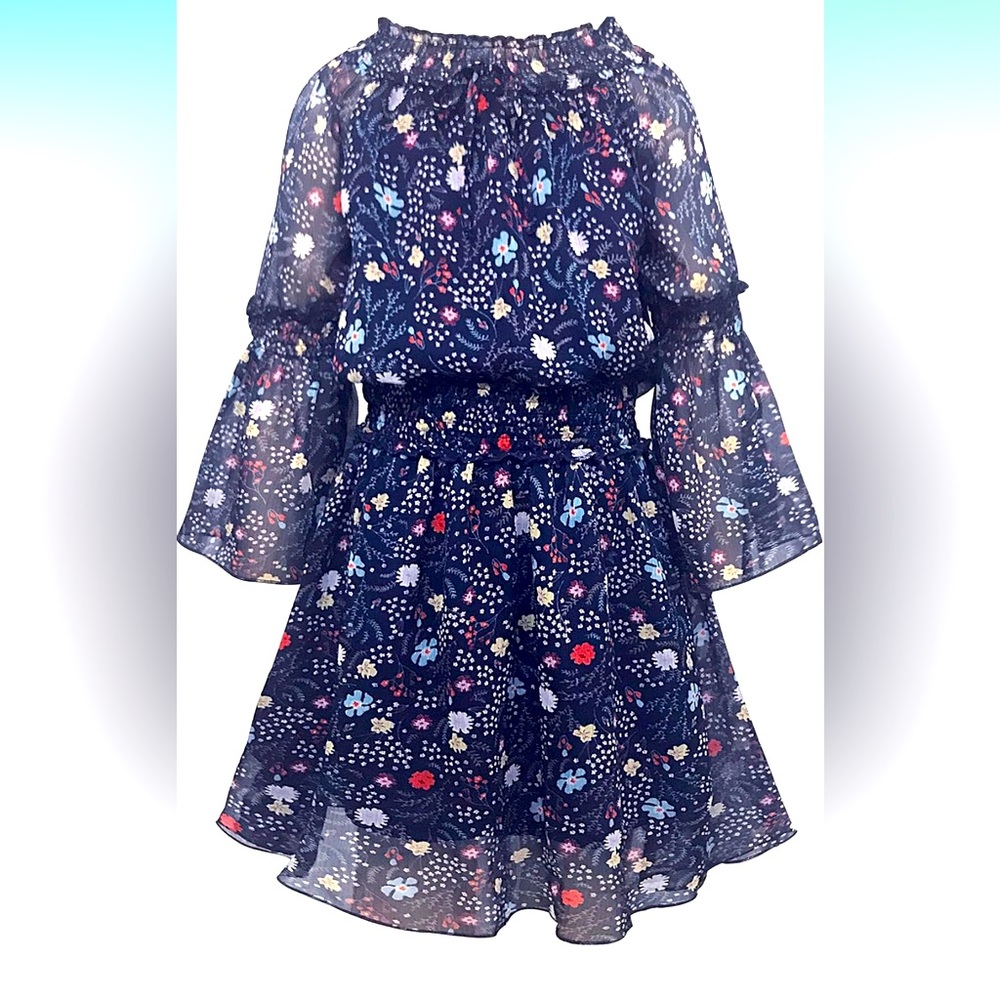 Smukke flowy dress for teens.